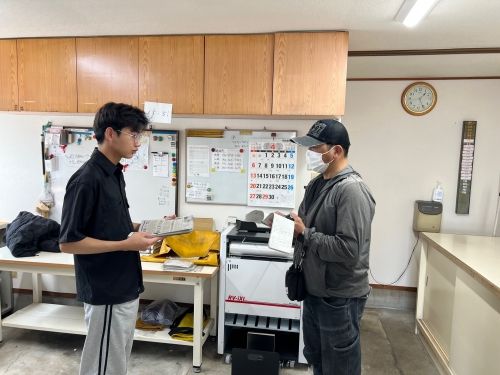 [There is a dormitory] It's a newspaper delivery job. Morning and evening edition staff recruitment