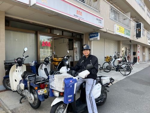 [There is a dormitory] It's a newspaper delivery job. Morning and evening edition staff recruitment