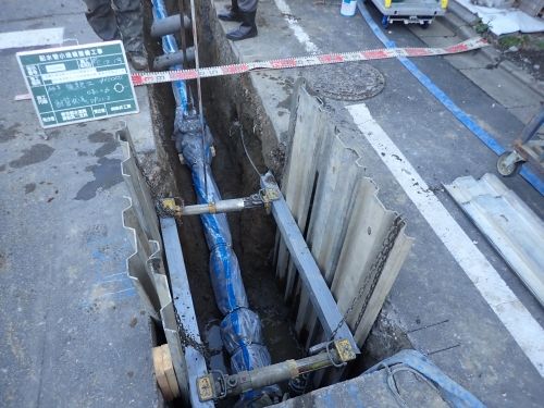 自来水管现场工作人员