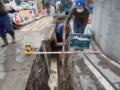 自来水管现场工作人员