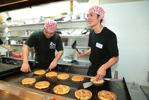 Vui lòng thực hiện các công việc như nấu takoyaki, okonomiyaki và hỗ trợ nấu ăn tại điểm du lịch Dotonbori.