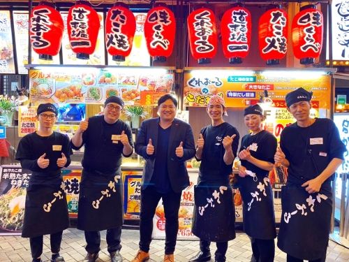 Vui lòng thực hiện các công việc như nấu takoyaki, okonomiyaki và hỗ trợ nấu ăn tại điểm du lịch Dotonbori.