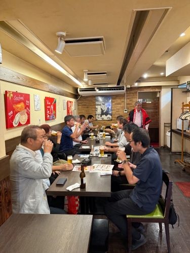 스테이크 레스토랑의 고객 서비스 및 화장실을 제공하십시오.