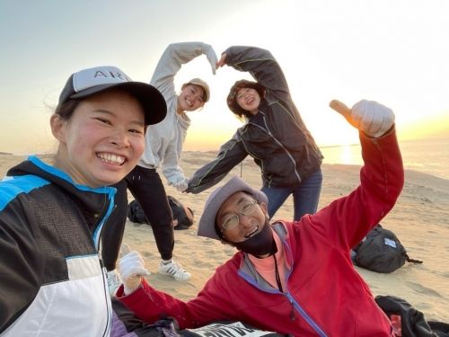 [Recepção inexperiente/É necessário inglês] Divirta-se com os clientes na natureza! Equipe de parapente nas dunas de areia de Tottori