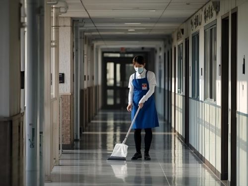 Vệ sinh sàn nhà (treo cây lau nhà) trong phòng bệnh viện và khu vực chung