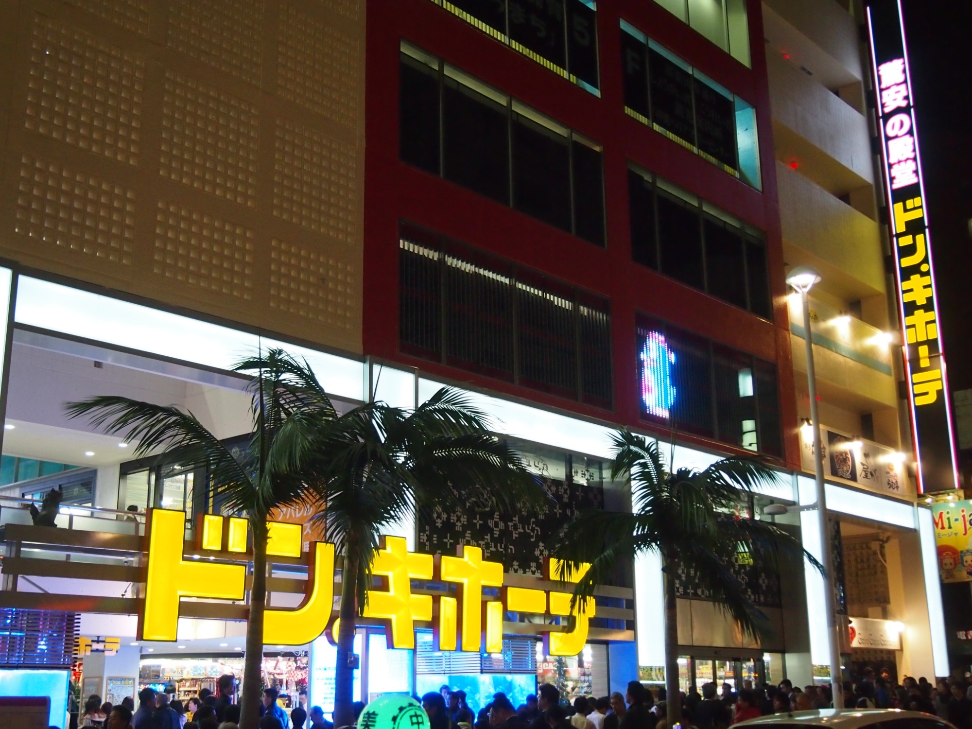 Sales support staff for foreign visitors to Japan at Don Quijote