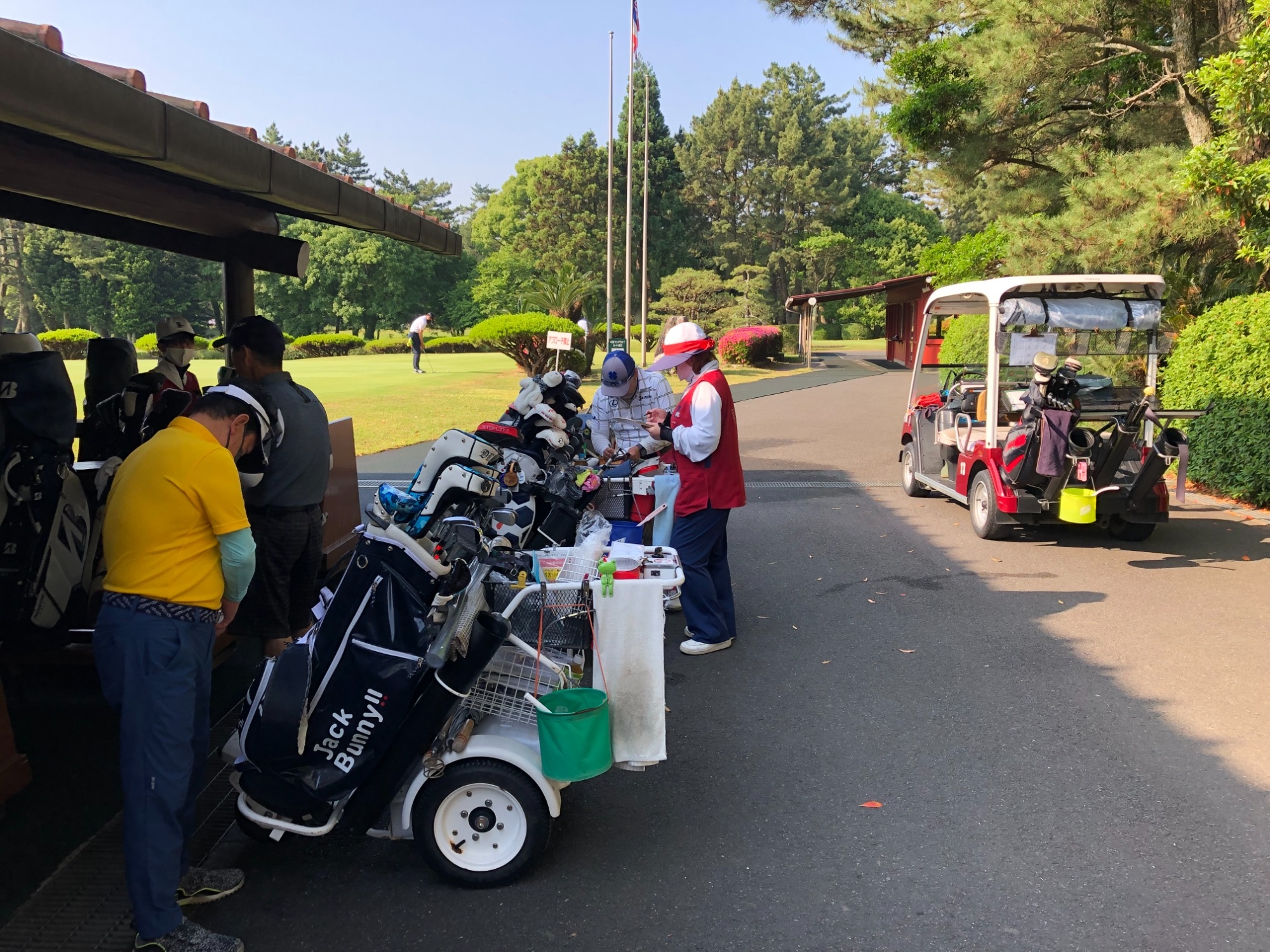 未経験からスタートできる！ゴルフ場のアルバイトキャディの仕事一般社団法人門司ゴルフ倶楽部福岡県キャディアルバイト [YOLO JAPAN]