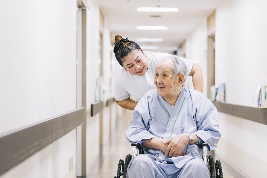 関西の勤務地多数 有料老人ホームの介護 無料で資格取得ok 株式会社スタッフ満足 Yolo Japan