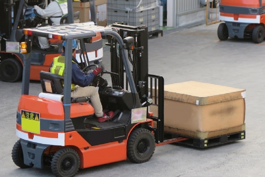 Weekend holidays × high × ♪ foreigners active forklift / night